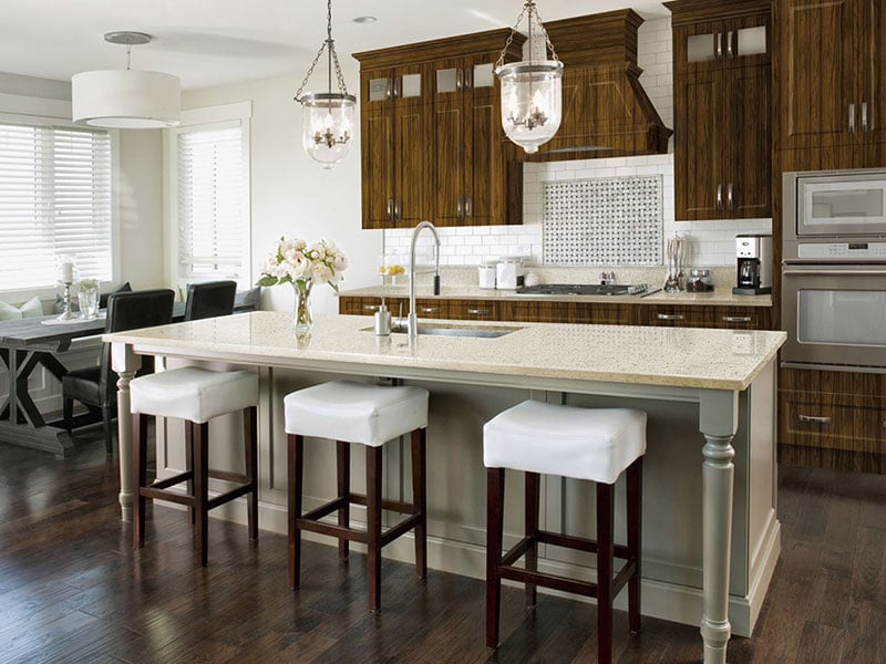 Họa tiết vân đá từ đá nhân tạo HI-MACS LG Hausys làm điểm nhấn cho căn bếp có thiết kế tối giản hiện đại